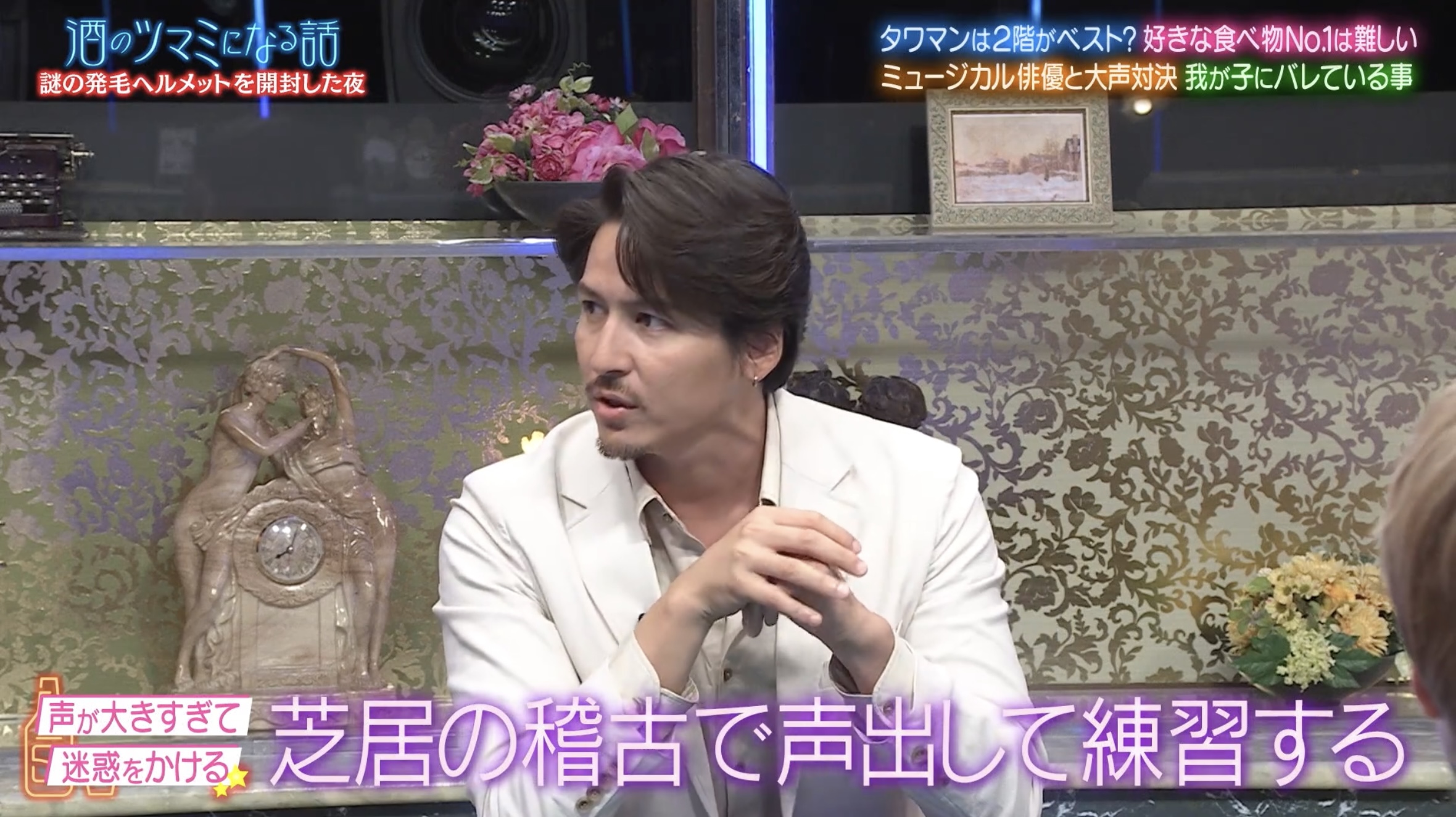 芝居の稽古で声を出して練習する