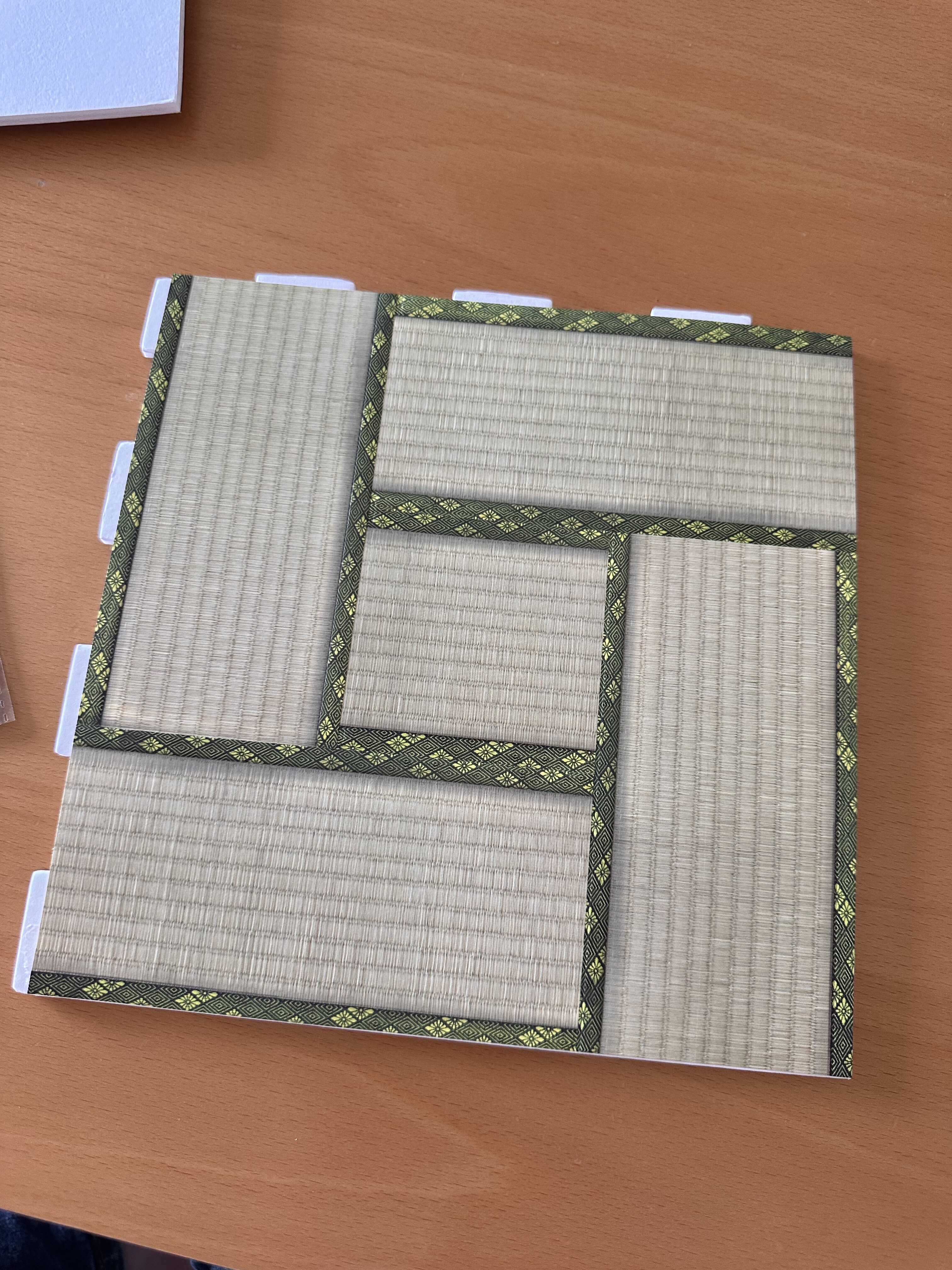 ベース（土台）に床材を貼った